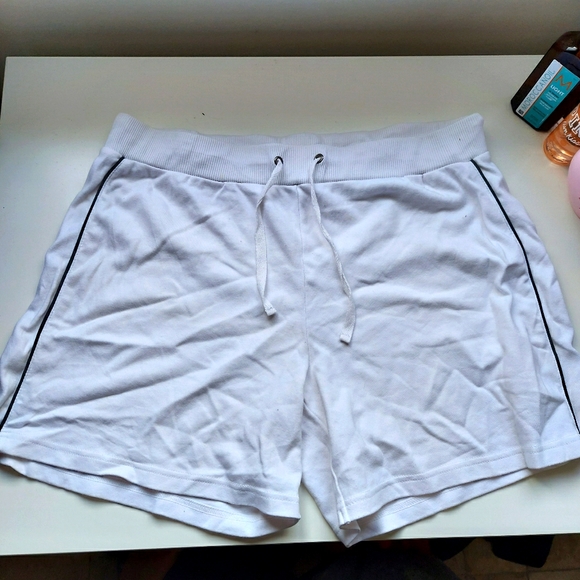 White shorts - Picture 2 of 3